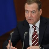 "Imaginons la chose (...) Le chef de l'Etat d'une puissance nucléaire se rend disons, par exemple, en Allemagne et est arrêté. Qu'est-ce que cela ? Une déclaration de guerre contre la Russie", a déclaré mercredi soir l'ex-président Dmitri Medvedev...